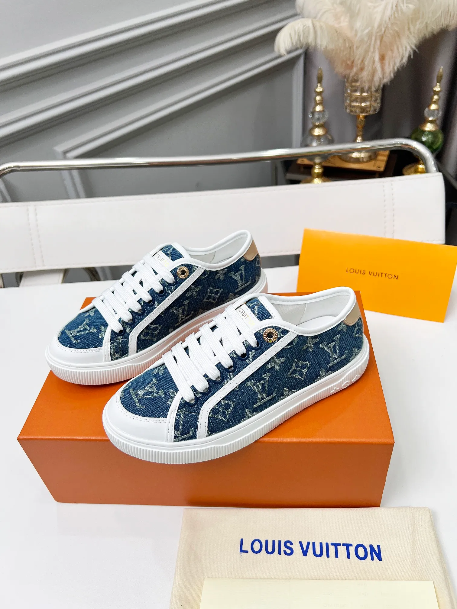 👟👟Ex-factory price 440👟👟 New arrival🆕 The hottest early spring model is coming. LV Lagoon sneakers are made of Monogram denim, injecting a retro flavor into the classic design. Leather trimmings pop out with the Louis Vuitton logo, while stenciled eyelets, trim and laces add to the refined details, and a rubber outsole embellished with Monogram flowers completes the look. Code number: 35~41, multiple colors available! Oil edges + TPU outsole + drawer box packaging